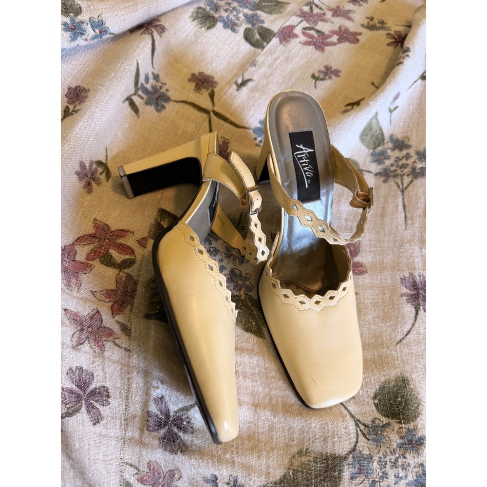 Attiva Vintage Cream Leather Square Toe Scalloped Heels Made in Brazil Size 7